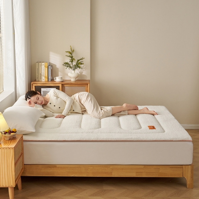 91家纺网 家纺一手货源 找家纺 2025新款加厚保暖羊羔绒加厚床褥床垫羊羔绒床垫-大床图 羊羔绒加厚床褥-米白