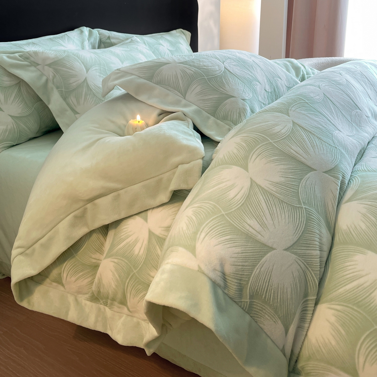 91家纺网 家纺一手货源 找家纺 畅畅家纺 2025新款冬季拼角雕花牛奶绒宽包边床单床笠四件套 都市映像-浅绿