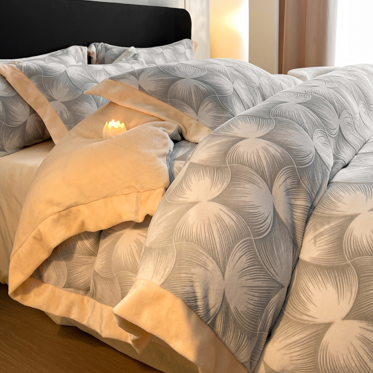 91家纺网 家纺一手货源 找家纺 畅畅家纺 2025新款冬季拼角雕花牛奶绒宽包边床单床笠四件套 都市映像-浅灰