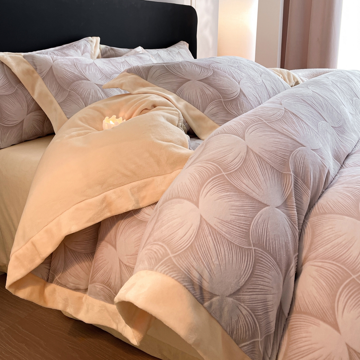 91家纺网 家纺一手货源 找家纺 畅畅家纺 2025新款冬季拼角雕花牛奶绒宽包边床单床笠四件套 都市映像-燕麦色