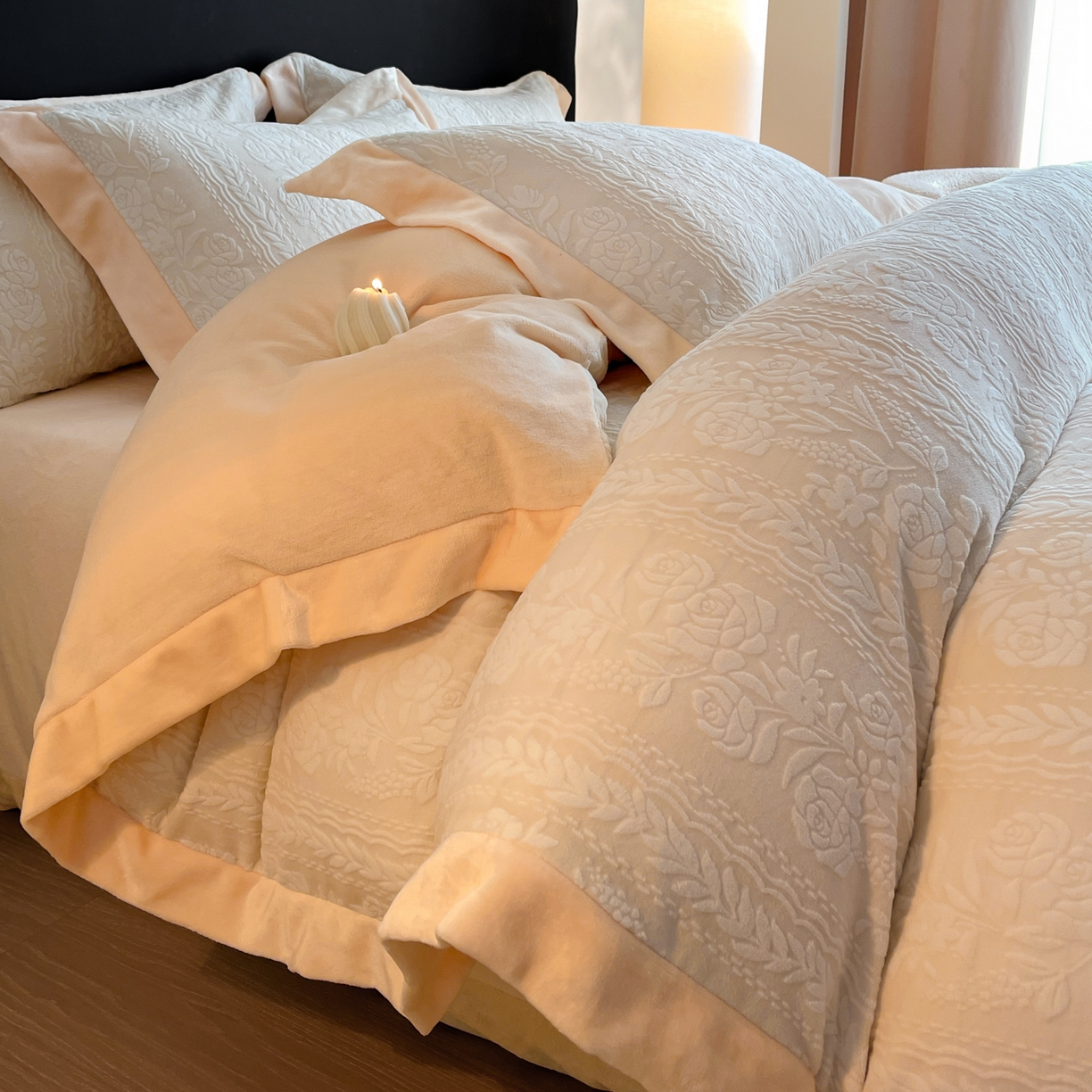 91家纺网 家纺一手货源 找家纺 畅畅家纺 2025新款冬季拼角雕花牛奶绒宽包边床单床笠四件套 巴黎恋人-浅米黄