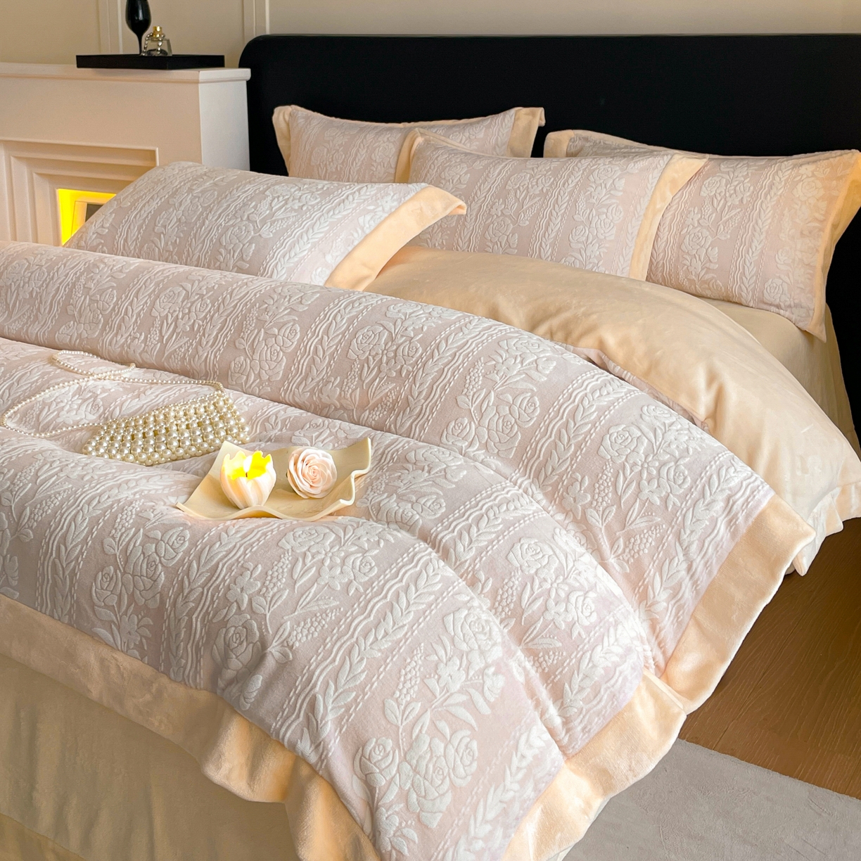 91家纺网 家纺一手货源 找家纺 （总）畅畅家纺 2025新款冬季拼角雕花牛奶绒宽包边床单床笠四件套