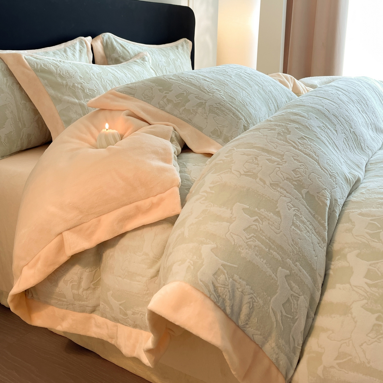 91家纺网 家纺一手货源 找家纺 畅畅家纺 2025新款冬季拼角雕花牛奶绒宽包边床单床笠四件套 英伦骑士-浅绿