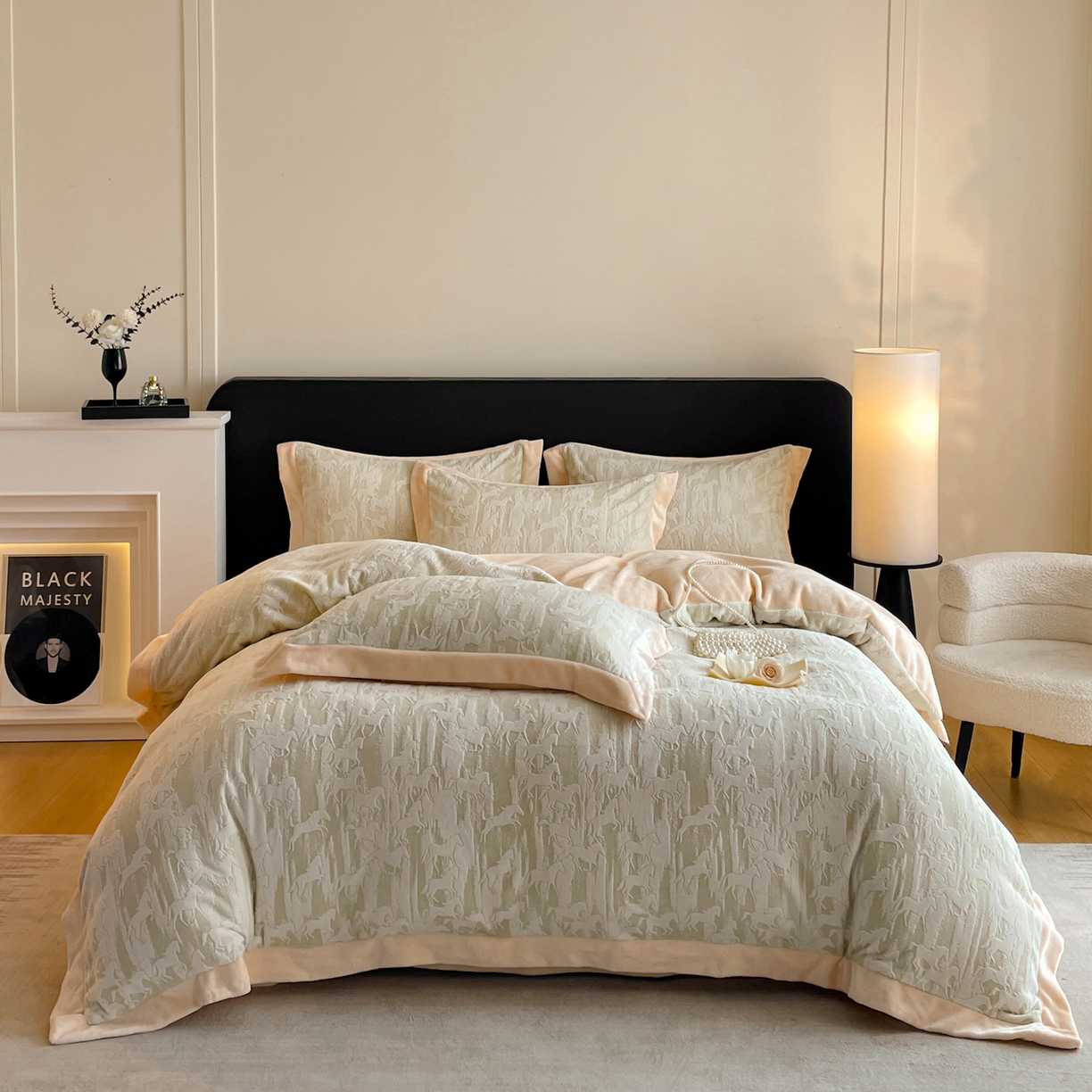 91家纺网 家纺一手货源 找家纺 畅畅家纺 2025新款冬季拼角雕花牛奶绒宽包边床单床笠四件套 英伦骑士-浅绿