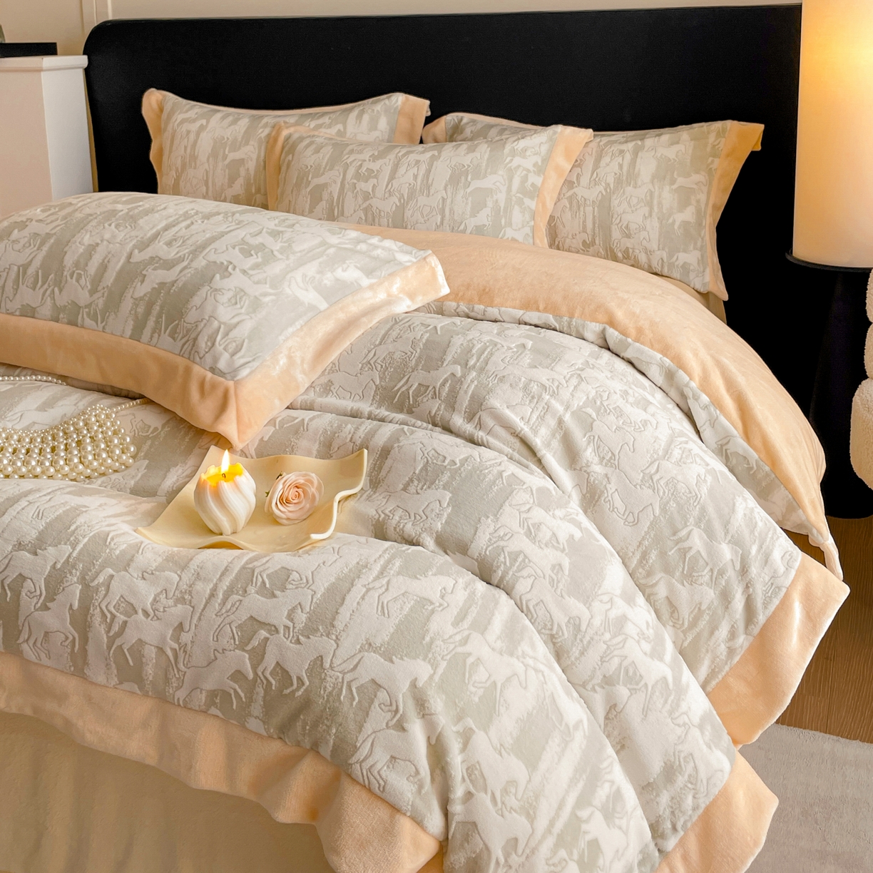 91家纺网 家纺一手货源 找家纺 畅畅家纺 2025新款冬季拼角雕花牛奶绒宽包边床单床笠四件套 英伦骑士-浅米灰