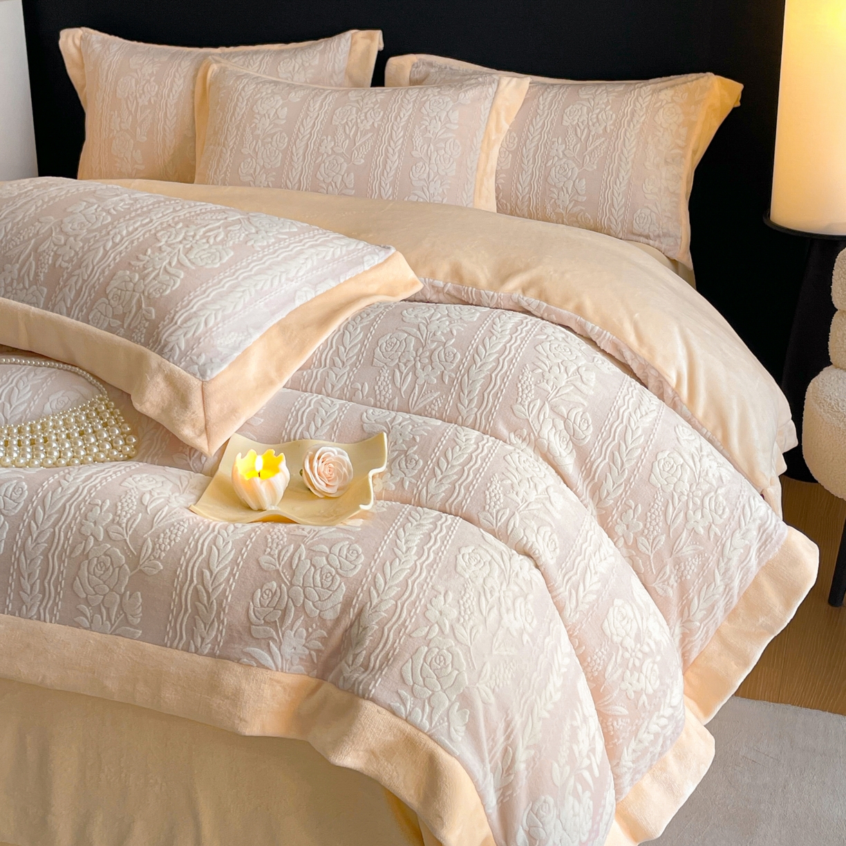 91家纺网 家纺一手货源 找家纺 （总）畅畅家纺 2025新款冬季拼角雕花牛奶绒宽包边床单床笠四件套