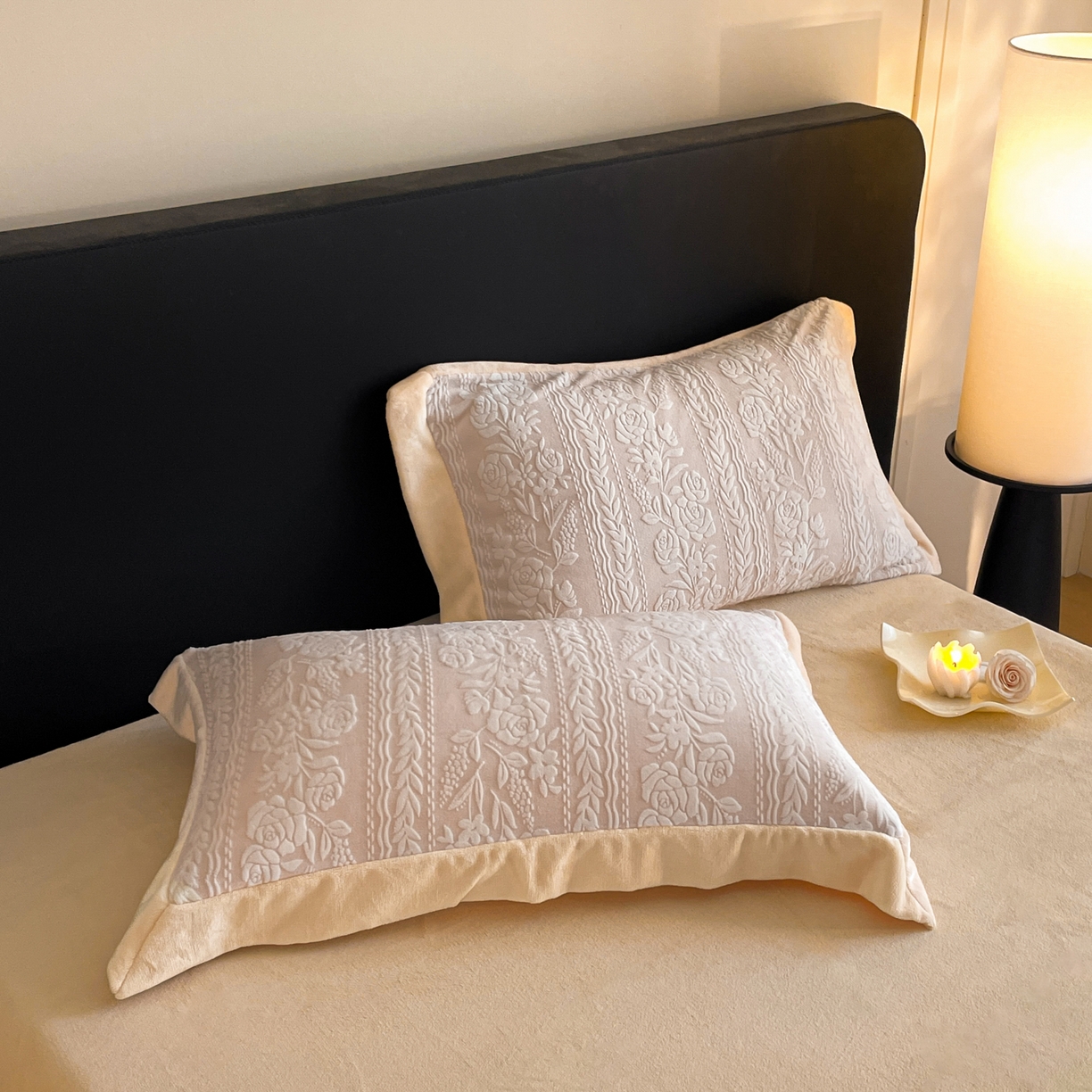 91家纺网 家纺一手货源 找家纺 畅畅家纺 2025新款冬季拼角雕花牛奶绒宽包边床单床笠四件套 巴黎恋人-浅粉