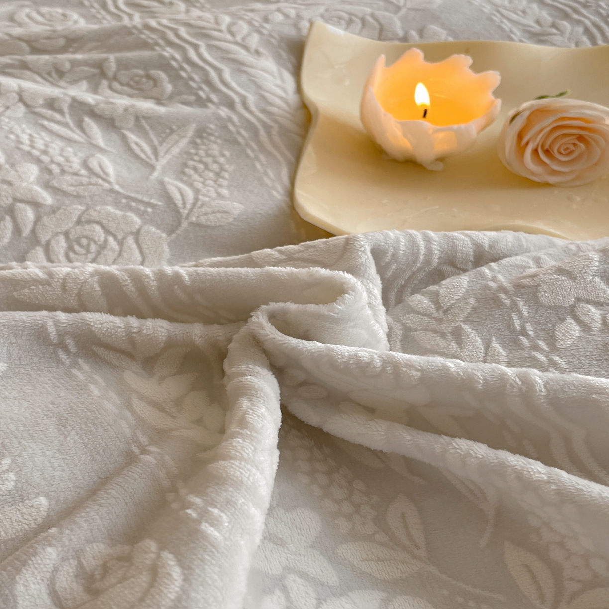 91家纺网 家纺一手货源 找家纺 畅畅家纺 2025新款冬季拼角雕花牛奶绒宽包边床单床笠四件套 巴黎恋人-浅灰