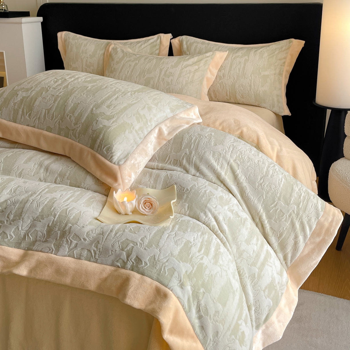 91家纺网 家纺一手货源 找家纺 畅畅家纺 2025新款冬季拼角雕花牛奶绒宽包边床单床笠四件套 英伦骑士-浅绿