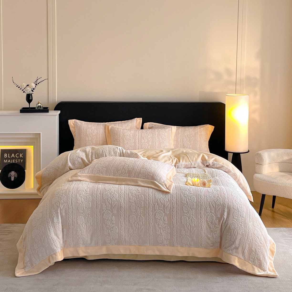 91家纺网 家纺一手货源 找家纺 畅畅家纺 2025新款冬季拼角雕花牛奶绒宽包边床单床笠四件套 巴黎恋人-浅粉