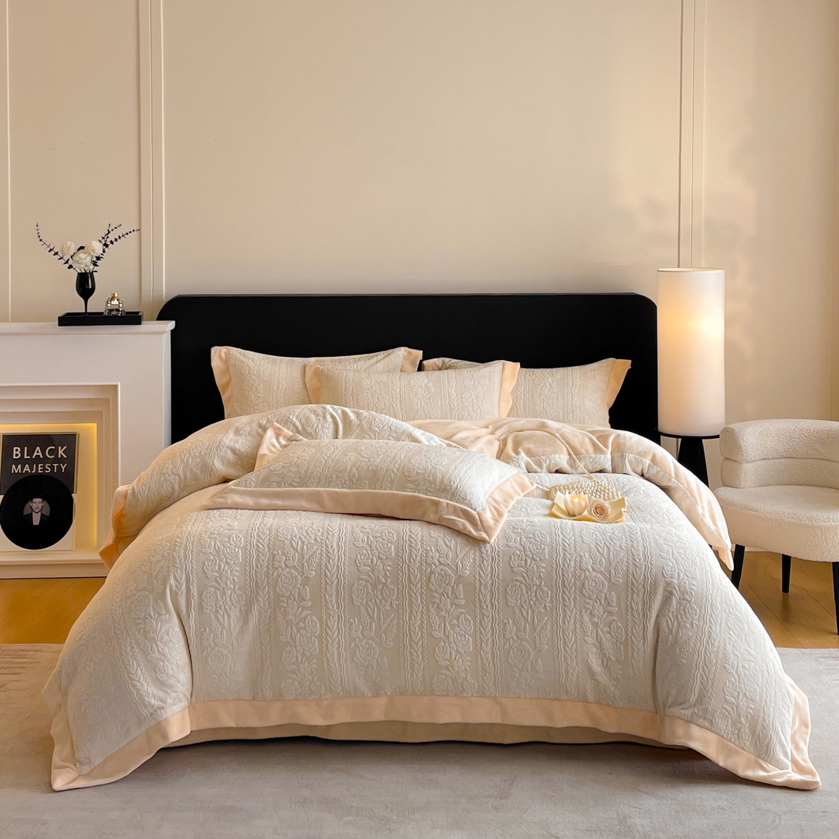 91家纺网 家纺一手货源 找家纺 畅畅家纺 2025新款冬季拼角雕花牛奶绒宽包边床单床笠四件套 巴黎恋人-浅米黄