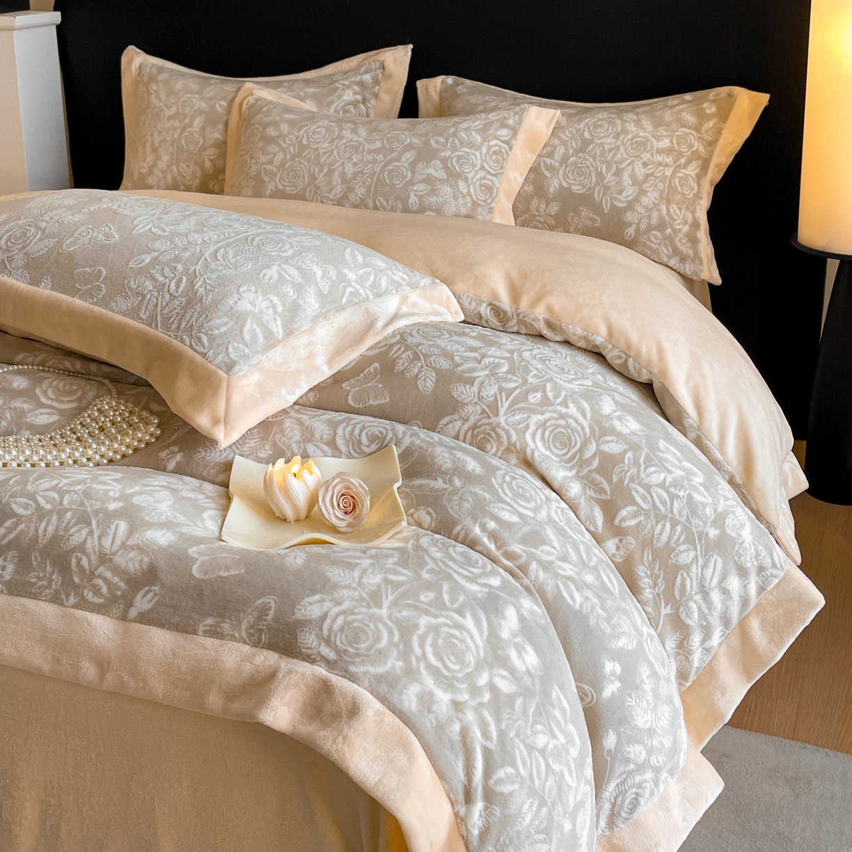 91家纺网 家纺一手货源 找家纺 畅畅家纺 2025新款冬季拼角雕花牛奶绒宽包边床单床笠四件套 永恒之爱-羊绒灰