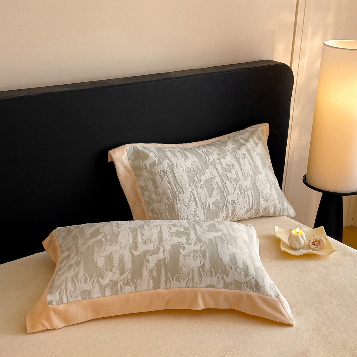 91家纺网 家纺一手货源 找家纺 畅畅家纺 2025新款冬季拼角雕花牛奶绒宽包边床单床笠四件套 英伦骑士-浅米灰