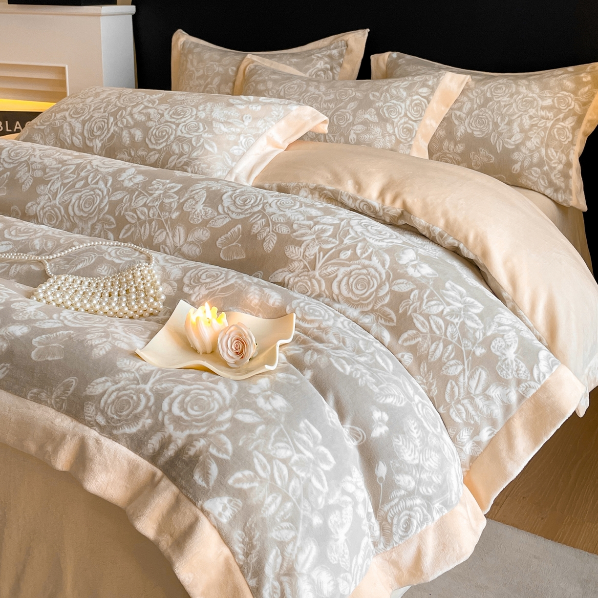 91家纺网 家纺一手货源 找家纺 畅畅家纺 2025新款冬季拼角雕花牛奶绒宽包边床单床笠四件套 永恒之爱-羊绒灰