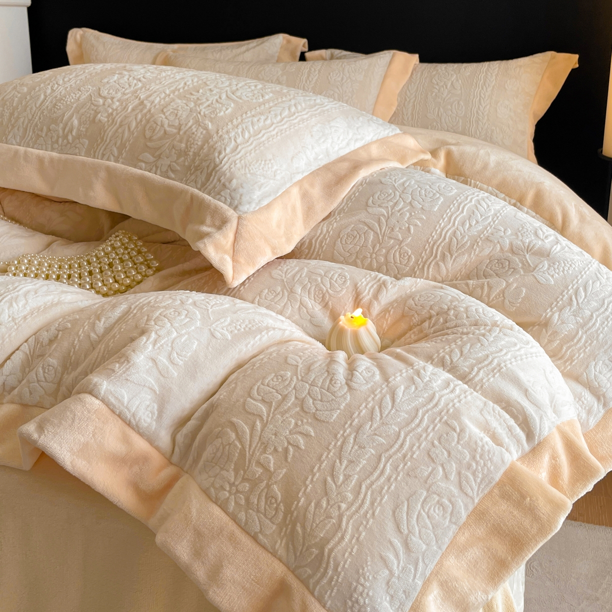 91家纺网 家纺一手货源 找家纺 畅畅家纺 2025新款冬季拼角雕花牛奶绒宽包边床单床笠四件套 巴黎恋人-浅米黄