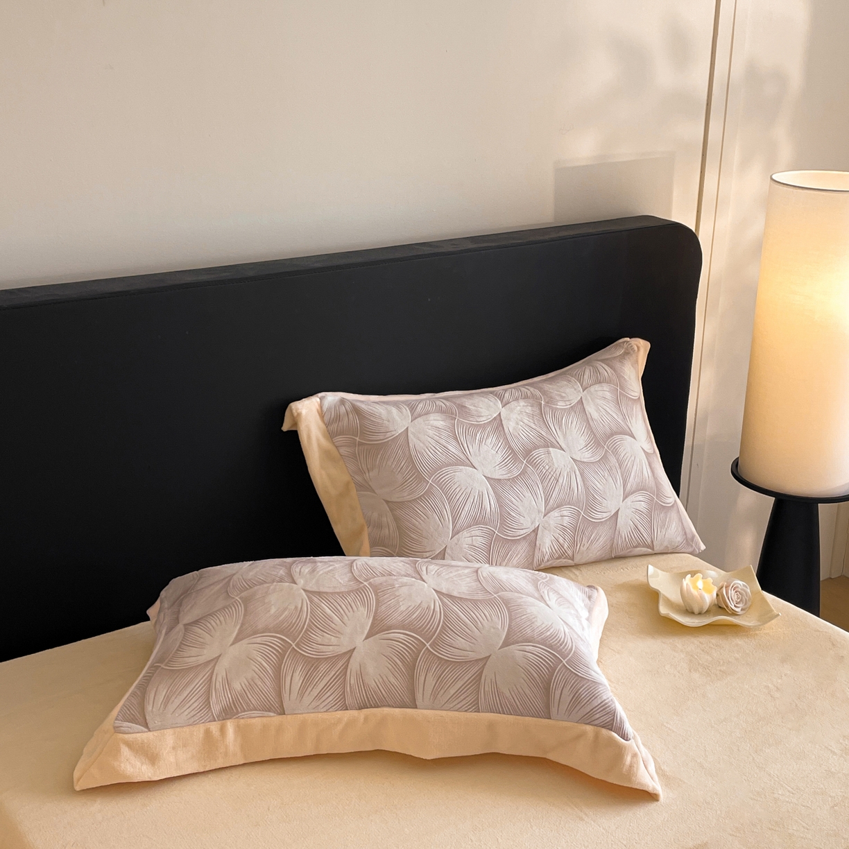 91家纺网 家纺一手货源 找家纺 畅畅家纺 2025新款冬季拼角雕花牛奶绒宽包边床单床笠四件套 都市映像-燕麦色