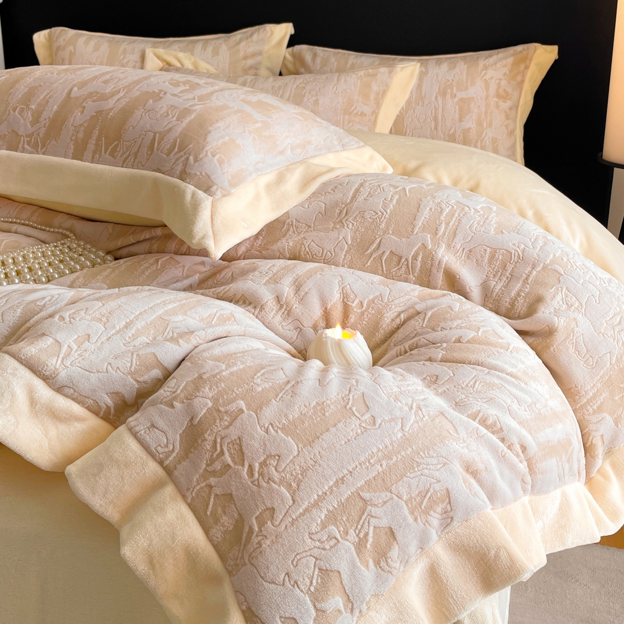 91家纺网 家纺一手货源 找家纺 畅畅家纺 2025新款冬季拼角雕花牛奶绒宽包边床单床笠四件套 英伦骑士-浅米咖