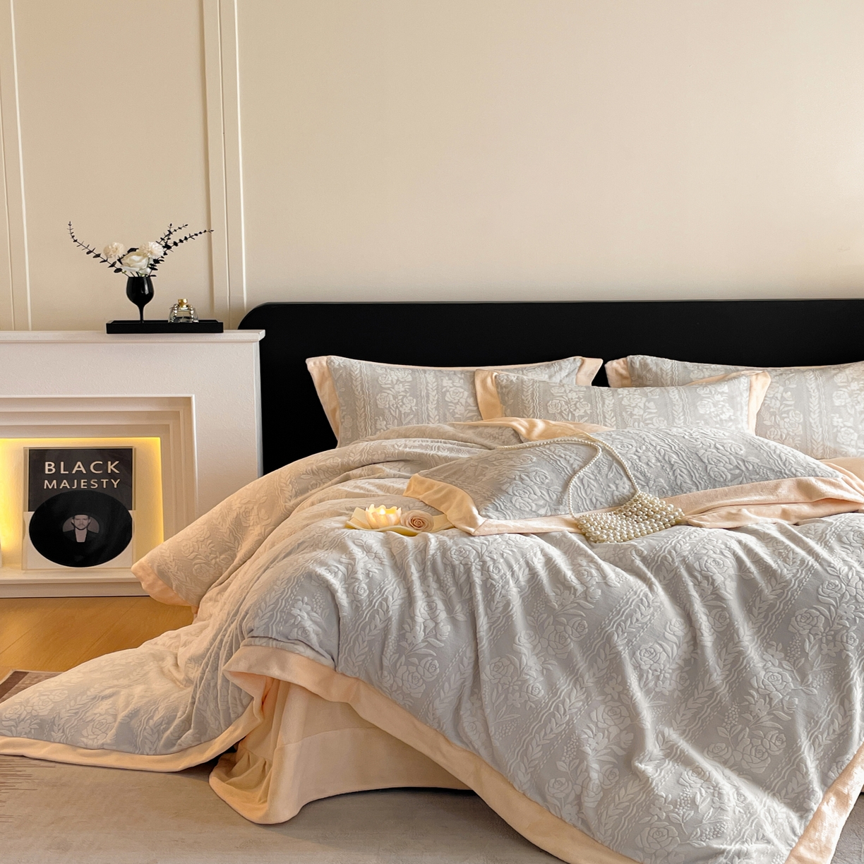 91家纺网 家纺一手货源 找家纺 畅畅家纺 2025新款冬季拼角雕花牛奶绒宽包边床单床笠四件套 巴黎恋人-浅灰