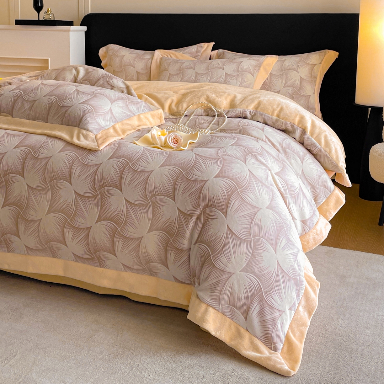 91家纺网 家纺一手货源 找家纺 畅畅家纺 2025新款冬季拼角雕花牛奶绒宽包边床单床笠四件套 都市映像-燕麦色