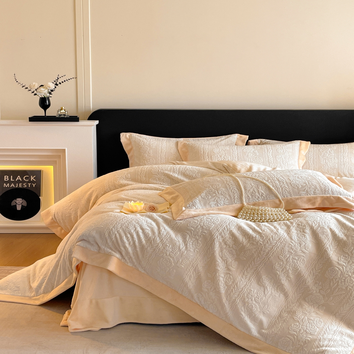 91家纺网 家纺一手货源 找家纺 畅畅家纺 2025新款冬季拼角雕花牛奶绒宽包边床单床笠四件套 巴黎恋人-浅米黄