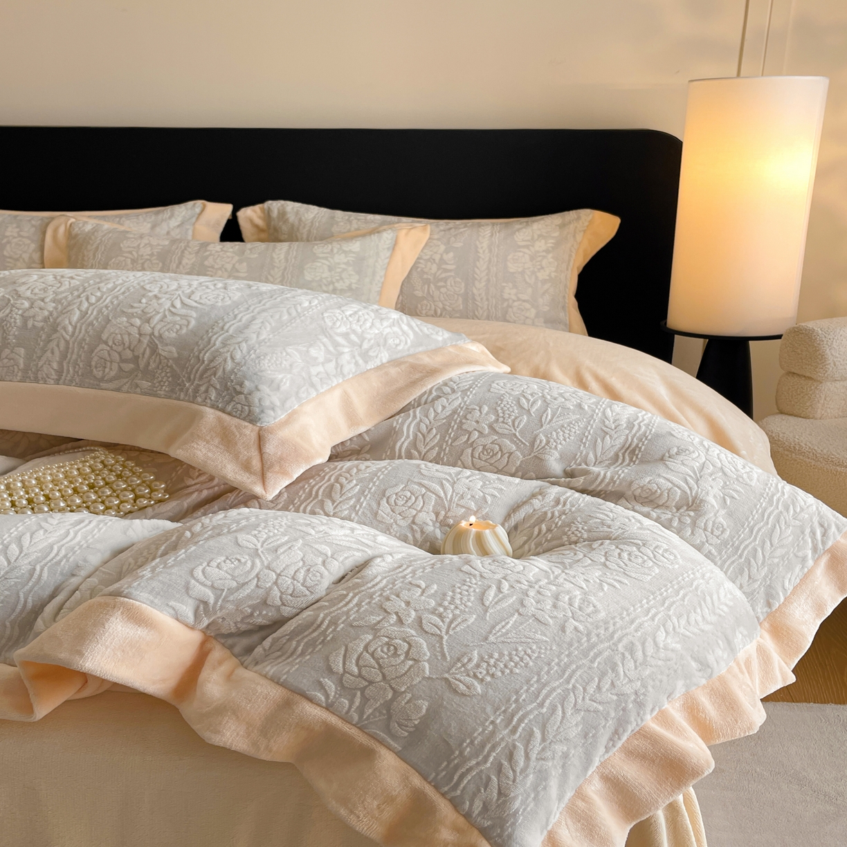 91家纺网 家纺一手货源 找家纺 畅畅家纺 2025新款冬季拼角雕花牛奶绒宽包边床单床笠四件套 巴黎恋人-浅灰