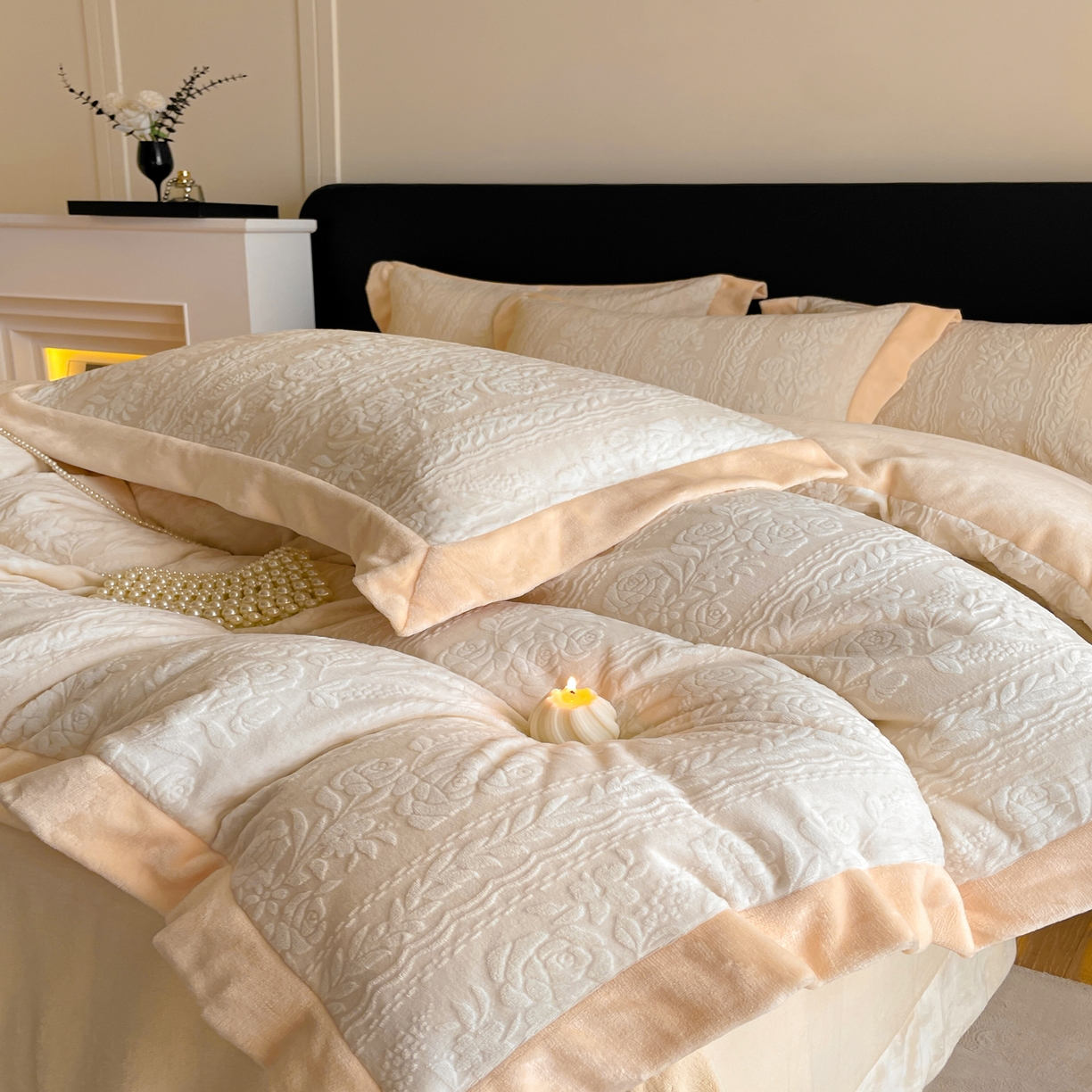 91家纺网 家纺一手货源 找家纺 畅畅家纺 2025新款冬季拼角雕花牛奶绒宽包边床单床笠四件套 巴黎恋人-浅米黄