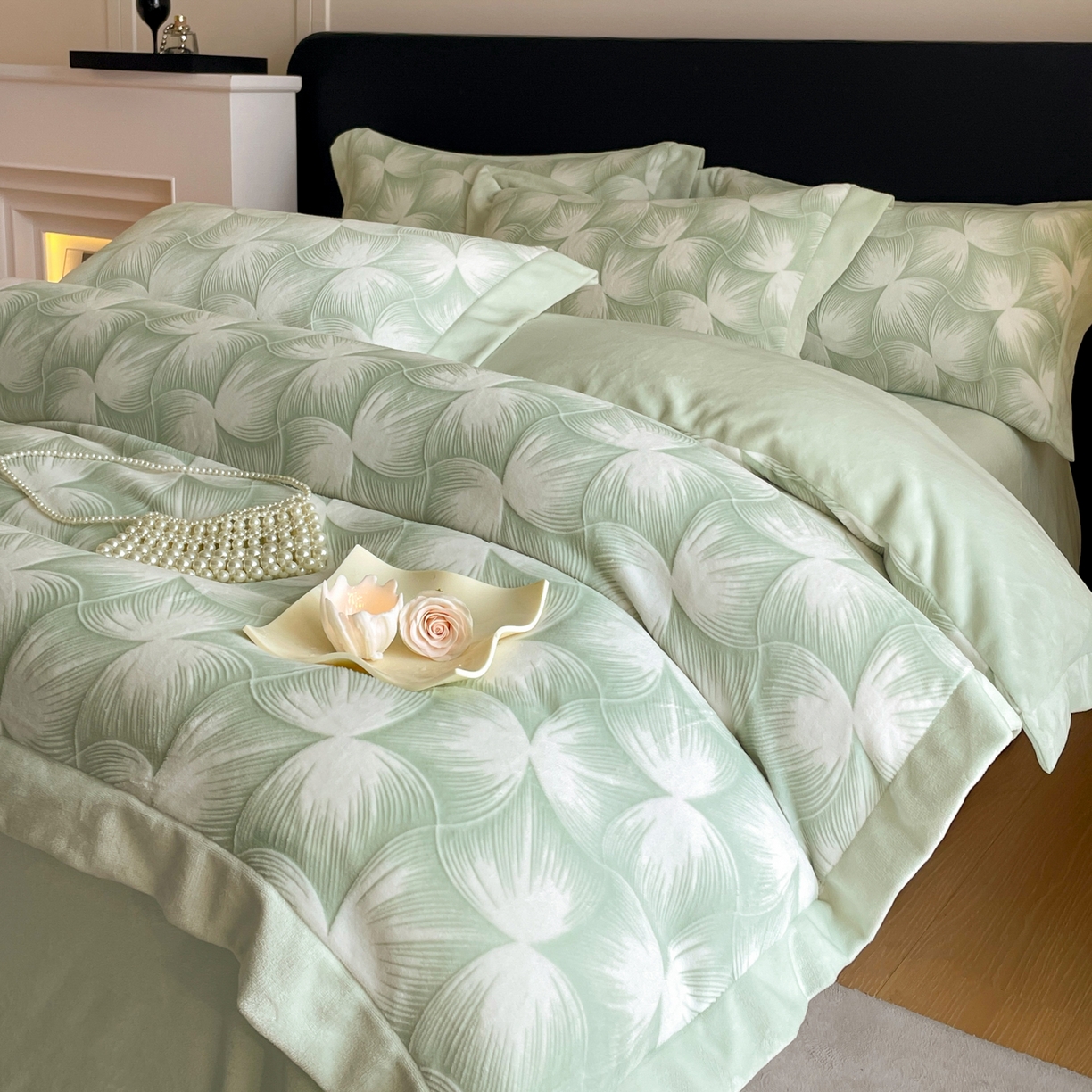 91家纺网 家纺一手货源 找家纺 畅畅家纺 2025新款冬季拼角雕花牛奶绒宽包边床单床笠四件套 都市映像-浅绿