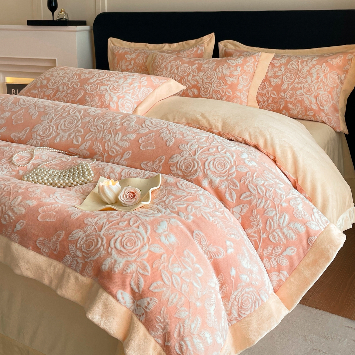 91家纺网 家纺一手货源 找家纺 畅畅家纺 2025新款冬季拼角雕花牛奶绒宽包边床单床笠四件套 永恒之爱-暖粉