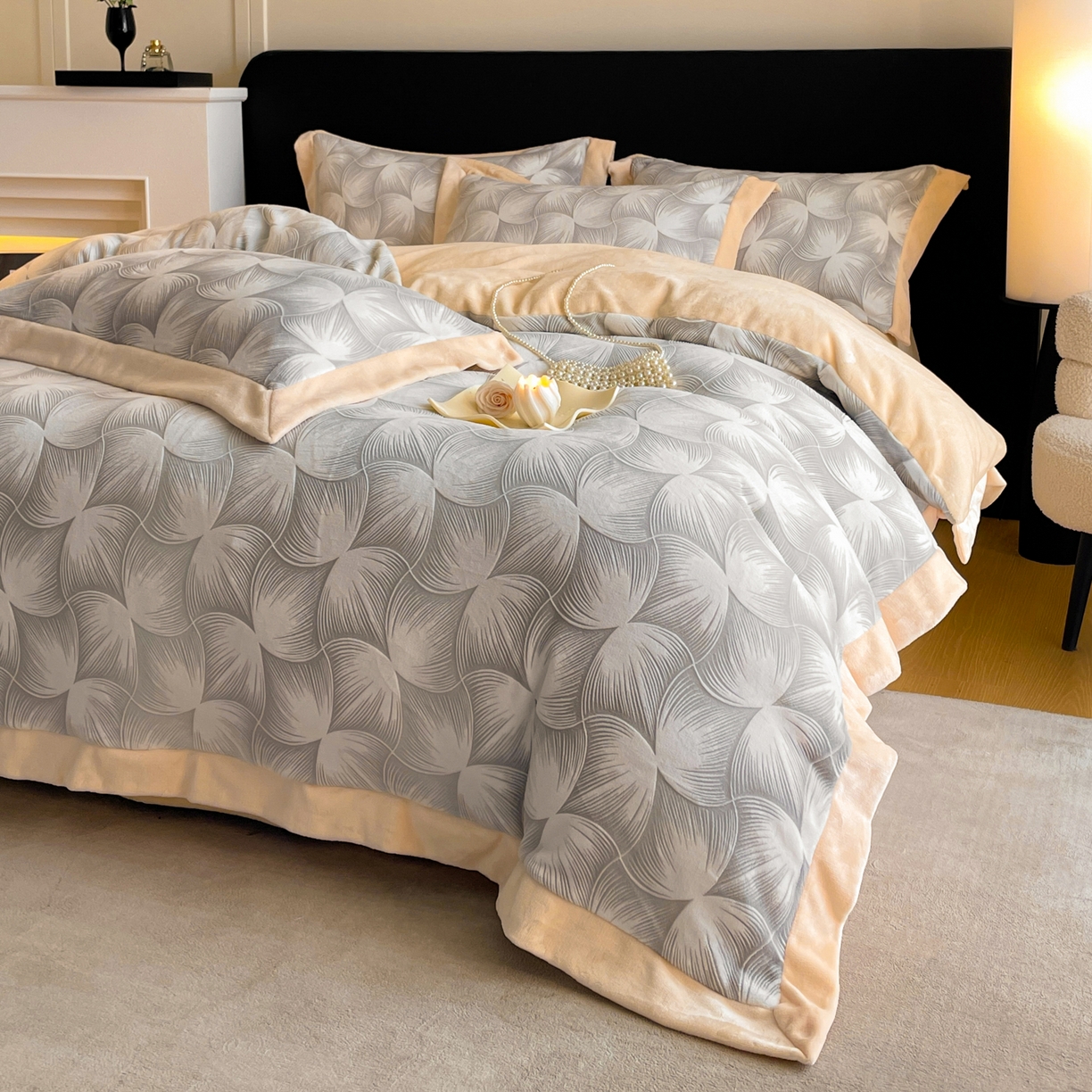 91家纺网 家纺一手货源 找家纺 畅畅家纺 2025新款冬季拼角雕花牛奶绒宽包边床单床笠四件套 都市映像-浅灰