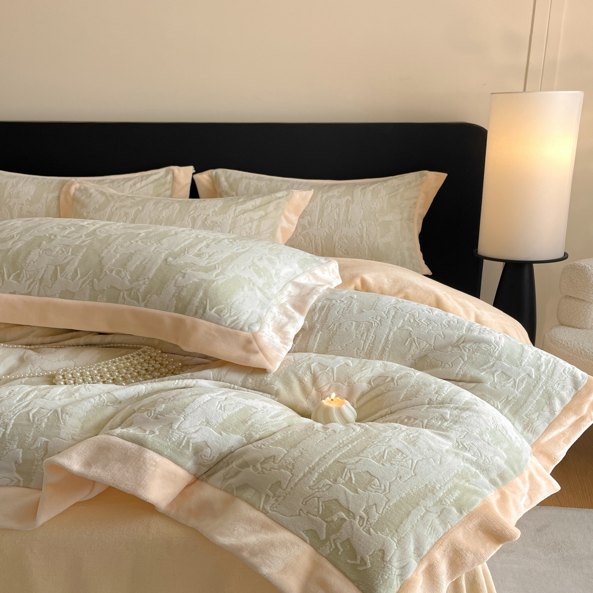 91家纺网 家纺一手货源 找家纺 畅畅家纺 2025新款冬季拼角雕花牛奶绒宽包边床单床笠四件套 英伦骑士-浅绿