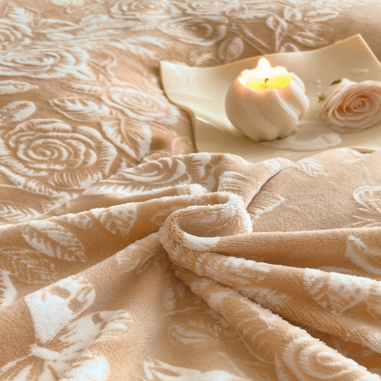 91家纺网 家纺一手货源 找家纺 畅畅家纺 2025新款冬季拼角雕花牛奶绒宽包边床单床笠四件套 永恒之爱-咖