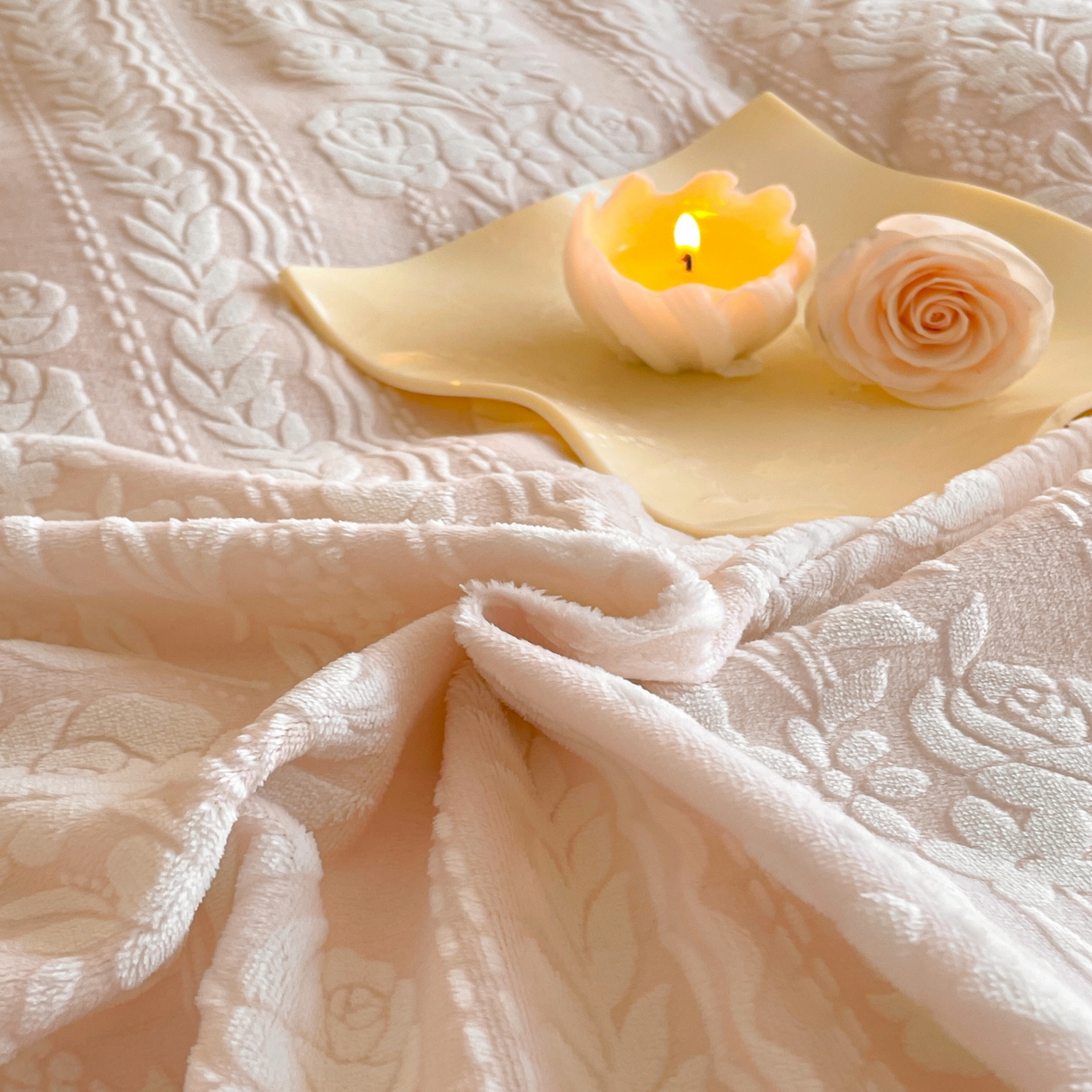 91家纺网 家纺一手货源 找家纺 畅畅家纺 2025新款冬季拼角雕花牛奶绒宽包边床单床笠四件套 巴黎恋人-浅粉