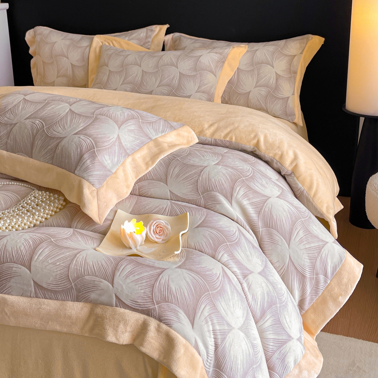 91家纺网 家纺一手货源 找家纺 畅畅家纺 2025新款冬季拼角雕花牛奶绒宽包边床单床笠四件套 都市映像-燕麦色