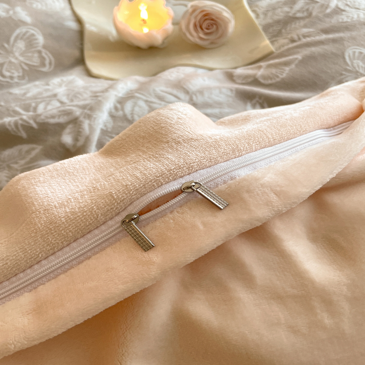 91家纺网 家纺一手货源 找家纺 畅畅家纺 2025新款冬季拼角雕花牛奶绒宽包边床单床笠四件套 永恒之爱-羊绒灰