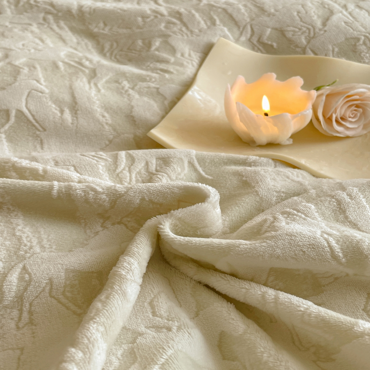 91家纺网 家纺一手货源 找家纺 畅畅家纺 2025新款冬季拼角雕花牛奶绒宽包边床单床笠四件套 英伦骑士-浅绿