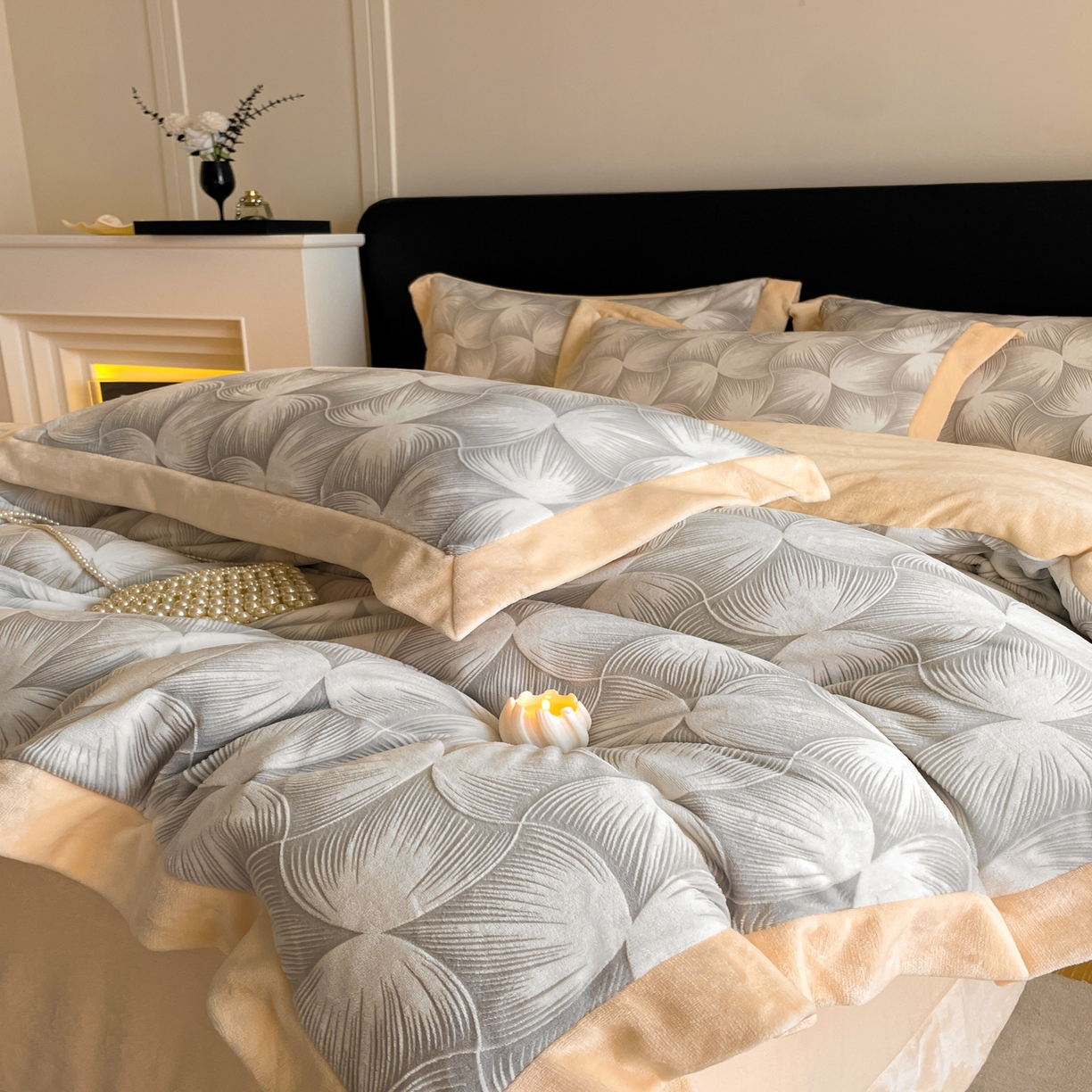 91家纺网 家纺一手货源 找家纺 畅畅家纺 2025新款冬季拼角雕花牛奶绒宽包边床单床笠四件套 都市映像-浅灰