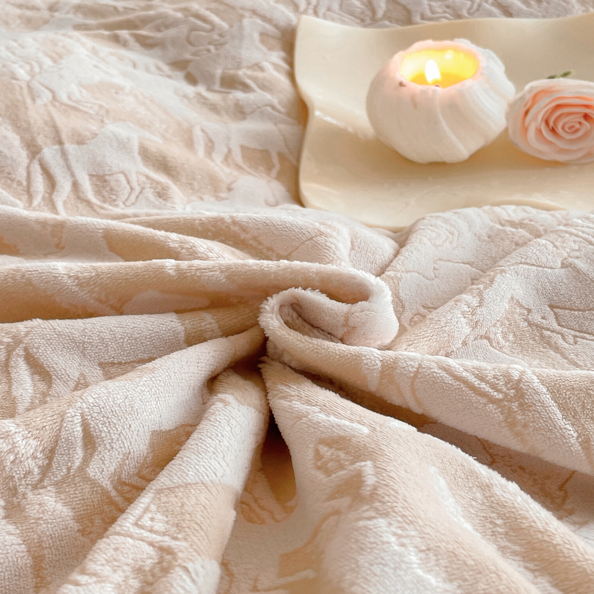 91家纺网 家纺一手货源 找家纺 畅畅家纺 2025新款冬季拼角雕花牛奶绒宽包边床单床笠四件套 英伦骑士-浅米咖