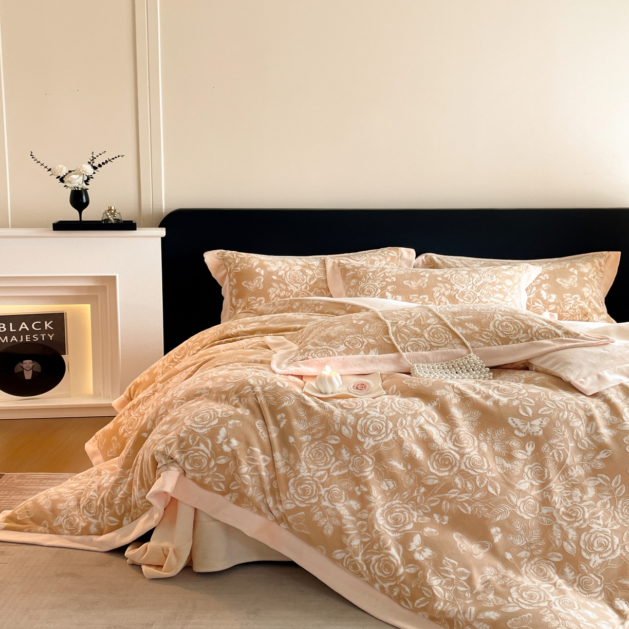 91家纺网 家纺一手货源 找家纺 畅畅家纺 2025新款冬季拼角雕花牛奶绒宽包边床单床笠四件套 永恒之爱-咖