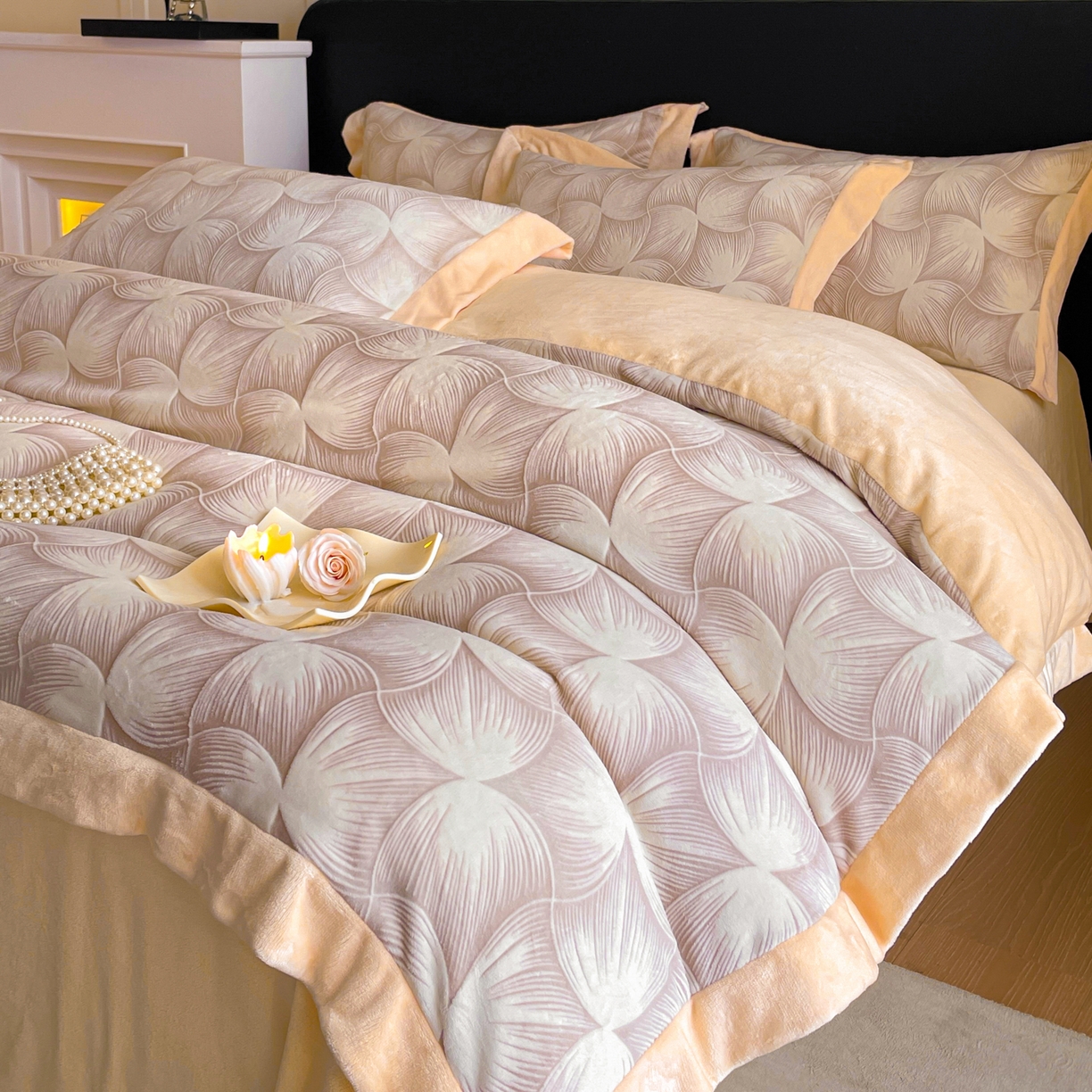 91家纺网 家纺一手货源 找家纺 畅畅家纺 2025新款冬季拼角雕花牛奶绒宽包边床单床笠四件套 都市映像-燕麦色