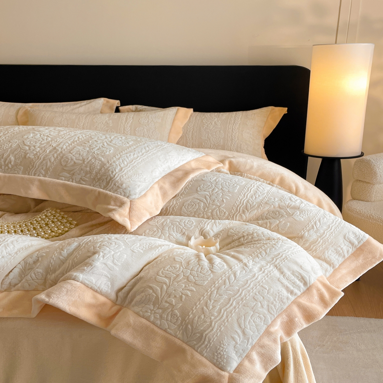 91家纺网 家纺一手货源 找家纺 畅畅家纺 2025新款冬季拼角雕花牛奶绒宽包边床单床笠四件套 巴黎恋人-浅米黄