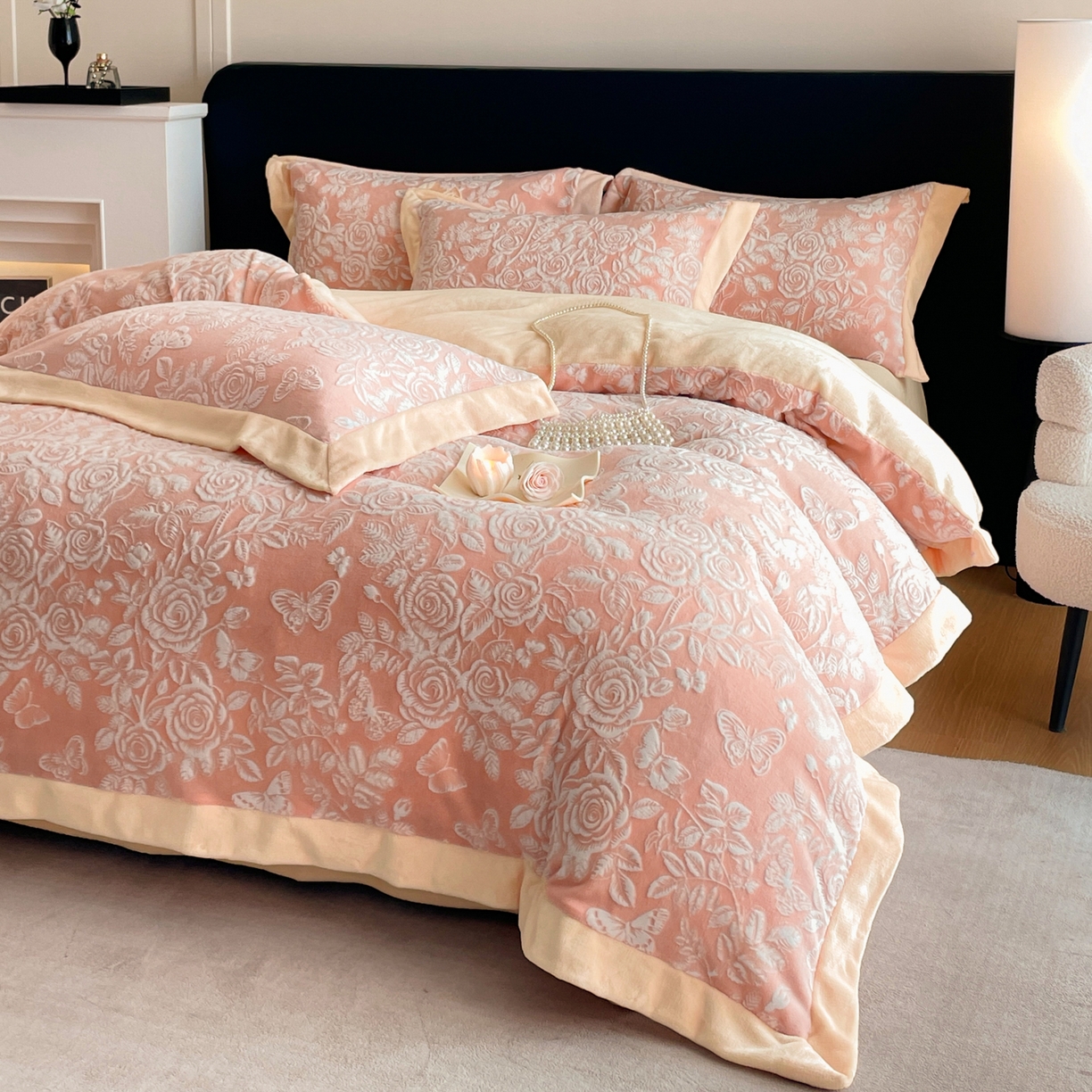 91家纺网 家纺一手货源 找家纺 畅畅家纺 2025新款冬季拼角雕花牛奶绒宽包边床单床笠四件套 永恒之爱-暖粉