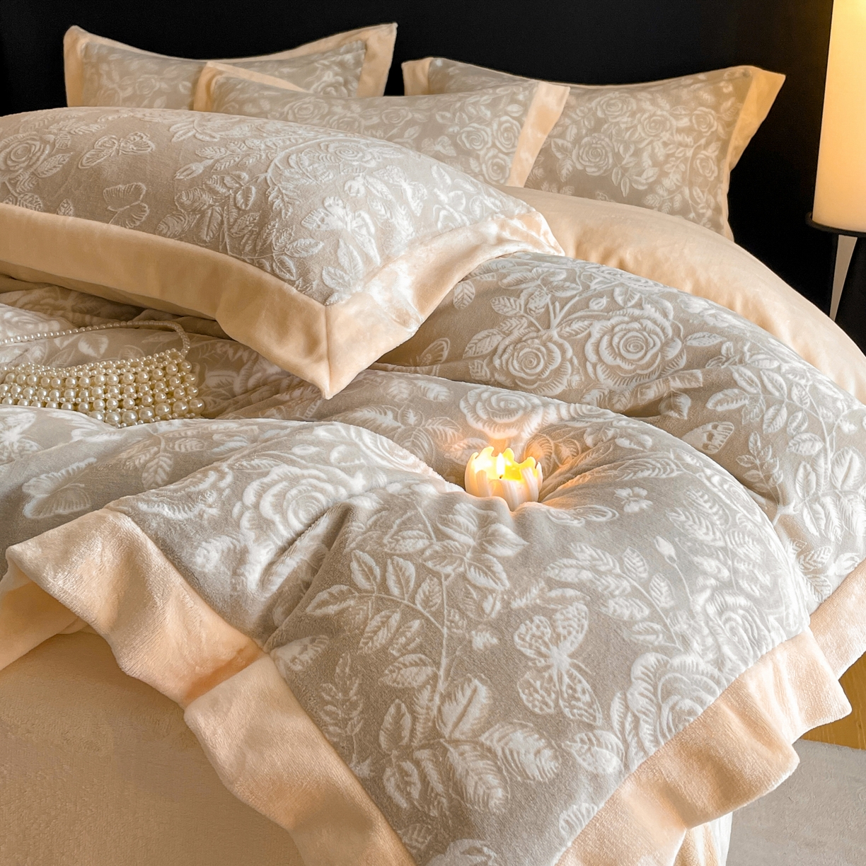 91家纺网 家纺一手货源 找家纺 畅畅家纺 2025新款冬季拼角雕花牛奶绒宽包边床单床笠四件套 永恒之爱-羊绒灰