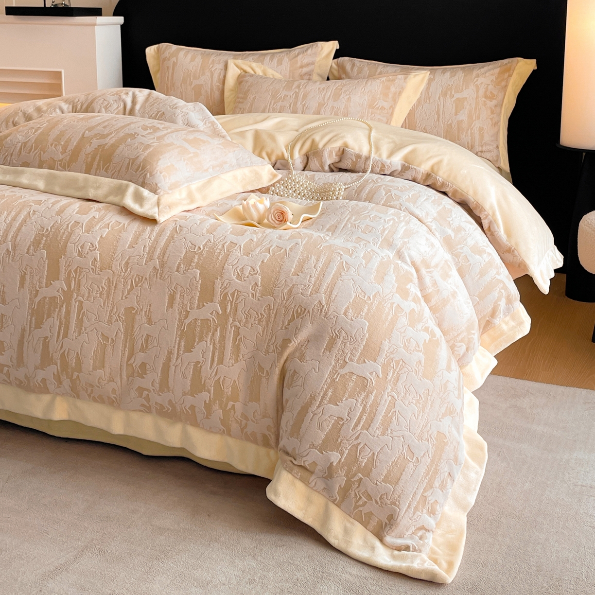 91家纺网 家纺一手货源 找家纺 畅畅家纺 2025新款冬季拼角雕花牛奶绒宽包边床单床笠四件套 英伦骑士-浅米咖