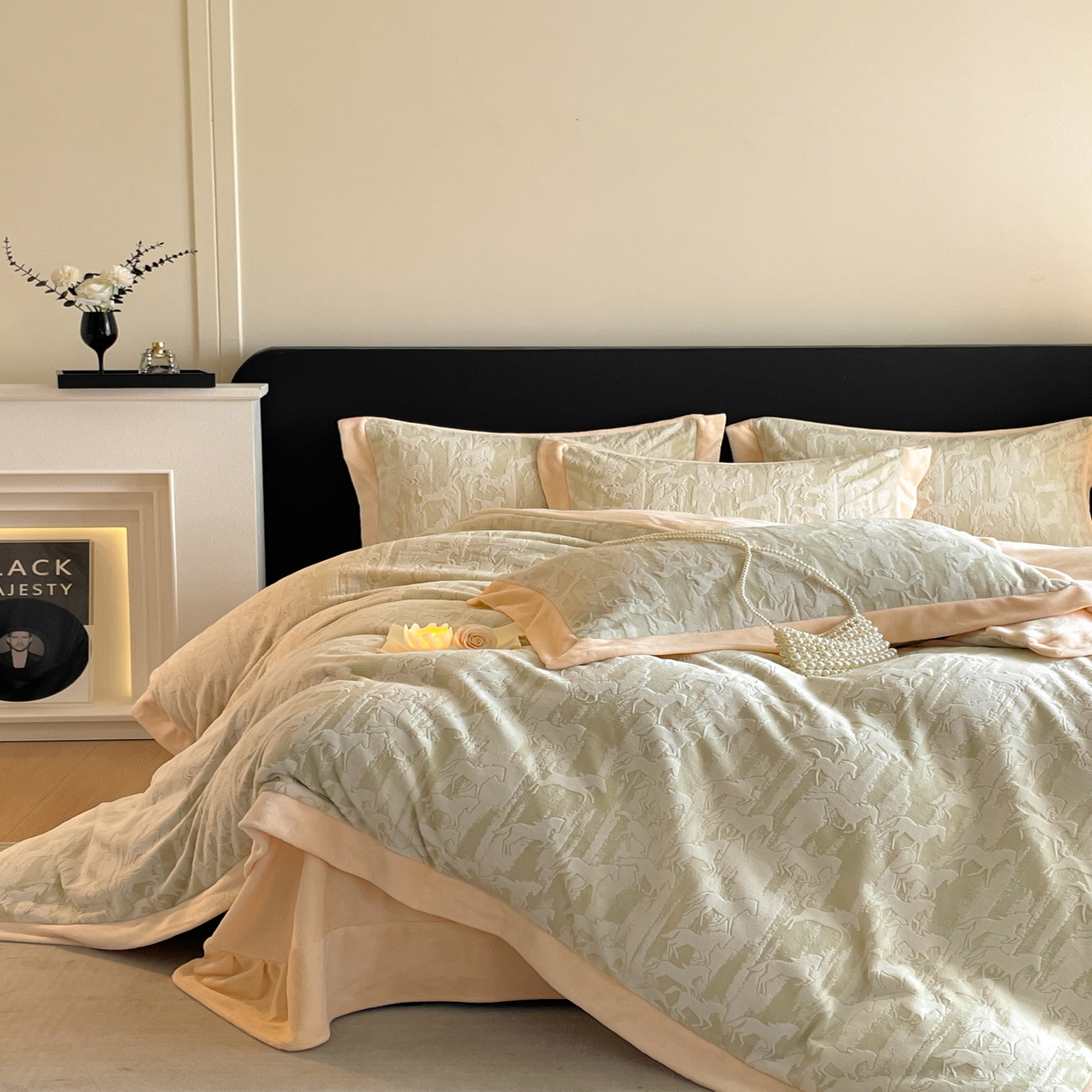 91家纺网 家纺一手货源 找家纺 畅畅家纺 2025新款冬季拼角雕花牛奶绒宽包边床单床笠四件套 英伦骑士-浅绿