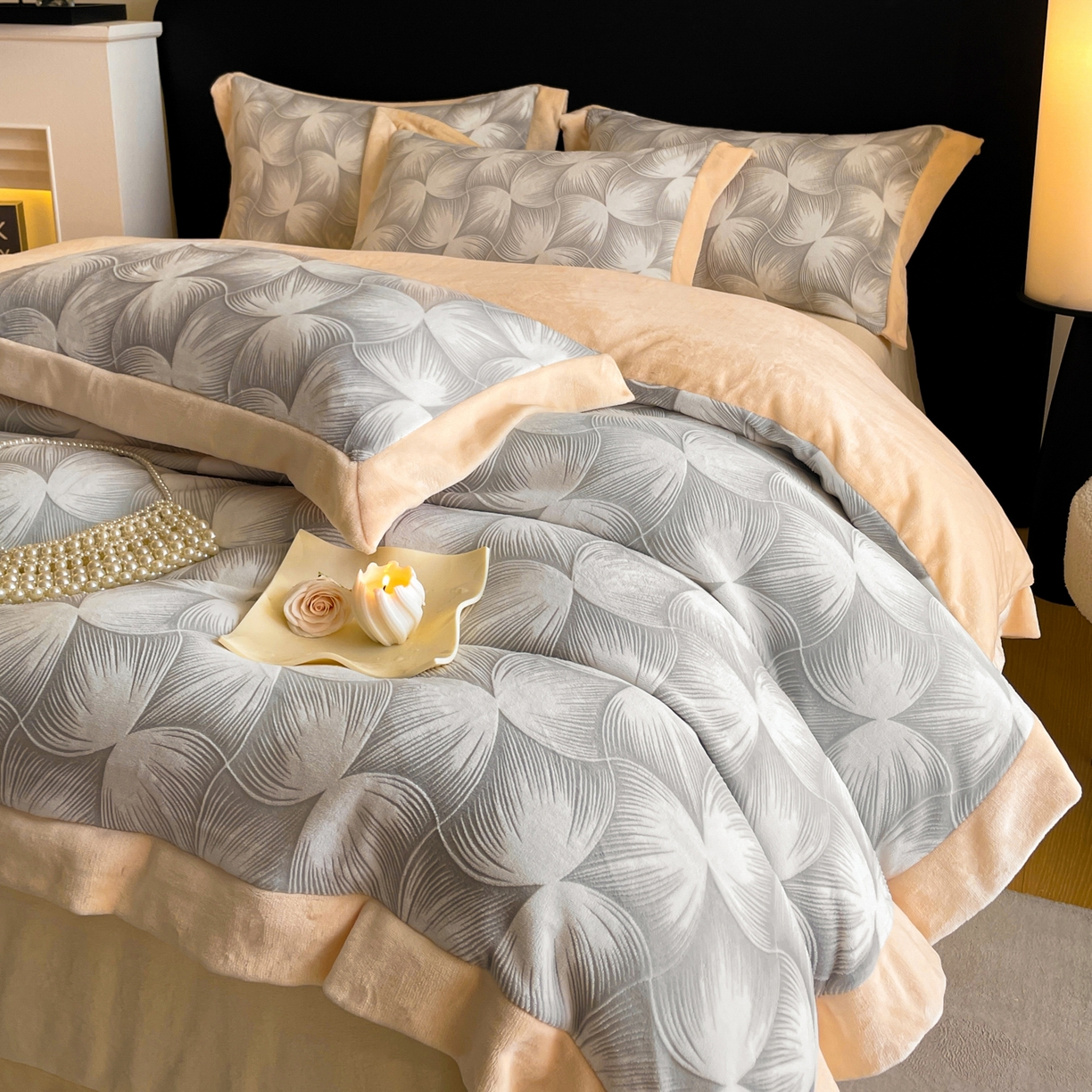 91家纺网 家纺一手货源 找家纺 畅畅家纺 2025新款冬季拼角雕花牛奶绒宽包边床单床笠四件套 都市映像-浅灰