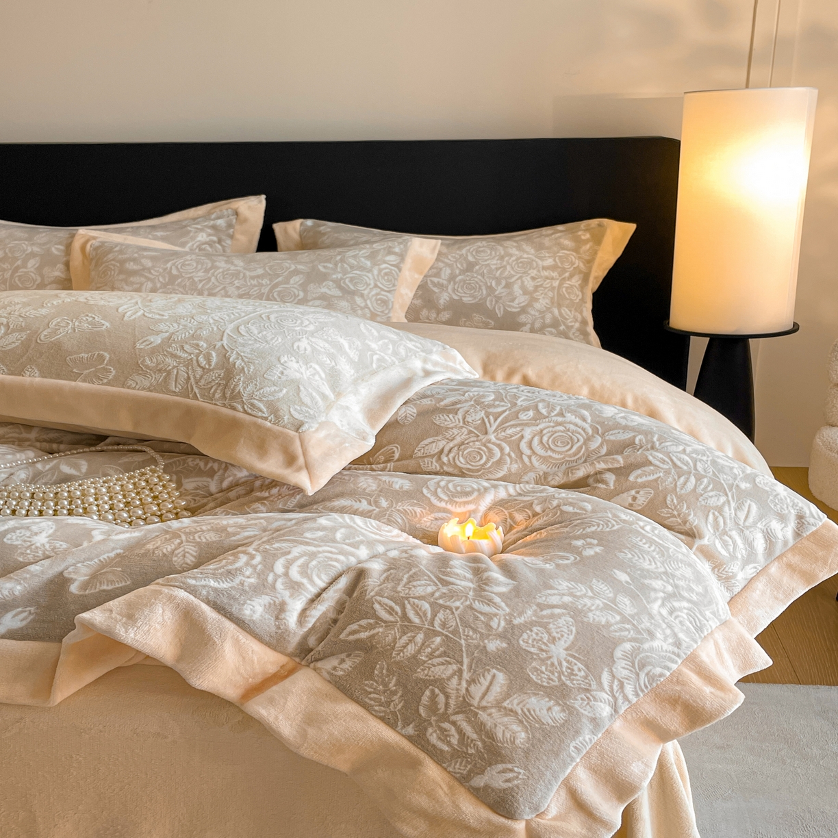 91家纺网 家纺一手货源 找家纺 畅畅家纺 2025新款冬季拼角雕花牛奶绒宽包边床单床笠四件套 永恒之爱-羊绒灰