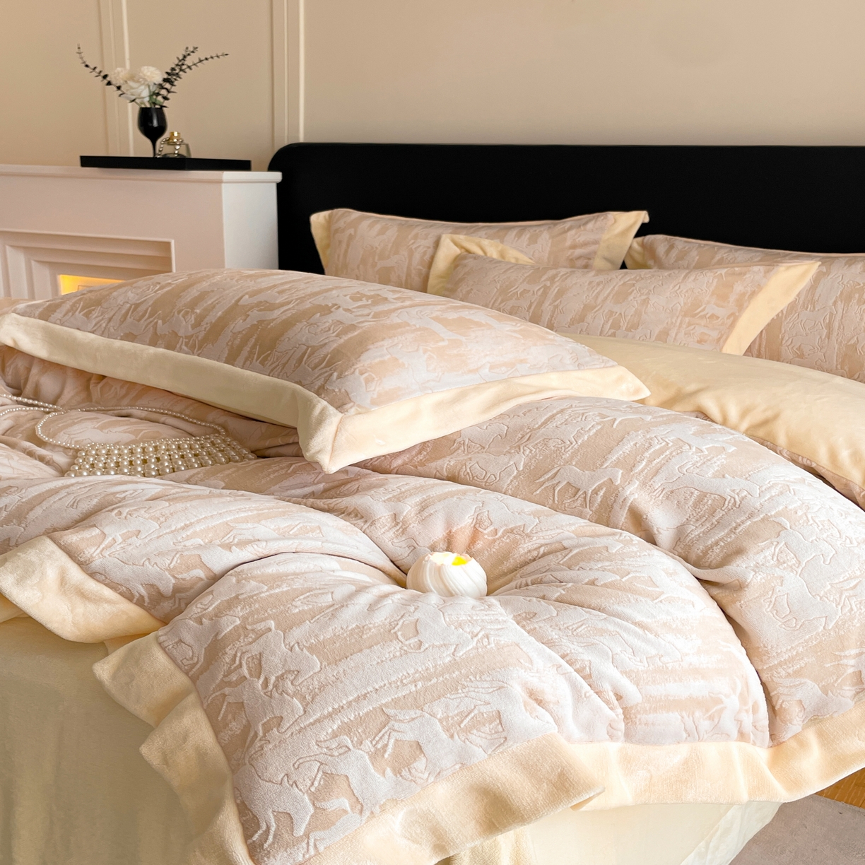 91家纺网 家纺一手货源 找家纺 畅畅家纺 2025新款冬季拼角雕花牛奶绒宽包边床单床笠四件套 英伦骑士-浅米咖