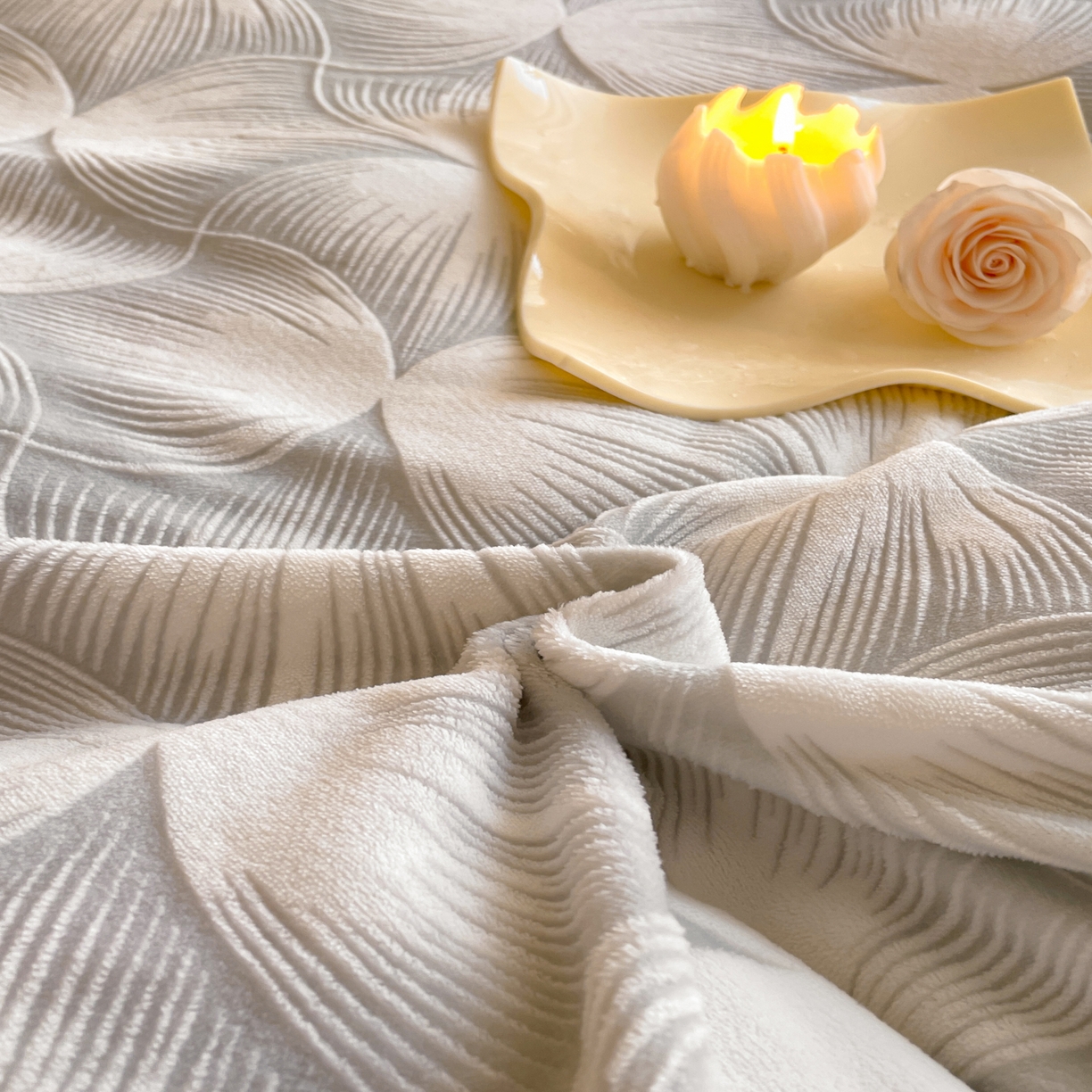 91家纺网 家纺一手货源 找家纺 畅畅家纺 2025新款冬季拼角雕花牛奶绒宽包边床单床笠四件套 都市映像-浅灰