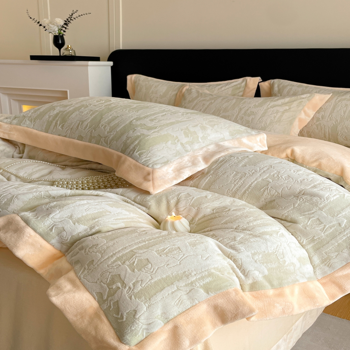 91家纺网 家纺一手货源 找家纺 畅畅家纺 2025新款冬季拼角雕花牛奶绒宽包边床单床笠四件套 英伦骑士-浅绿