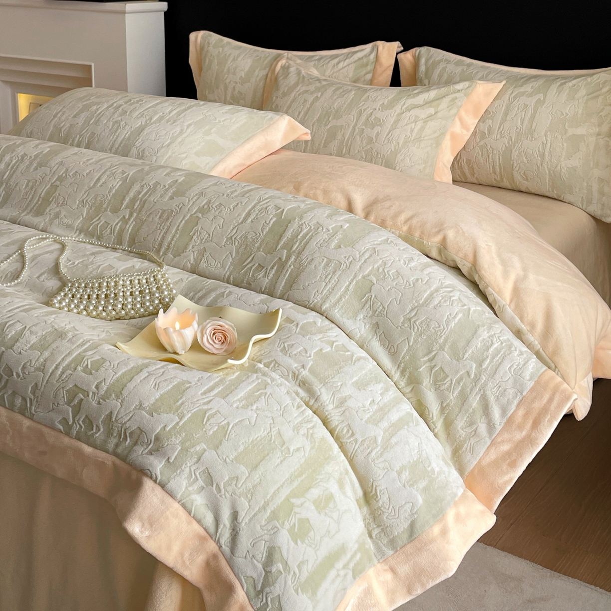 91家纺网 家纺一手货源 找家纺 畅畅家纺 2025新款冬季拼角雕花牛奶绒宽包边床单床笠四件套 英伦骑士-浅绿